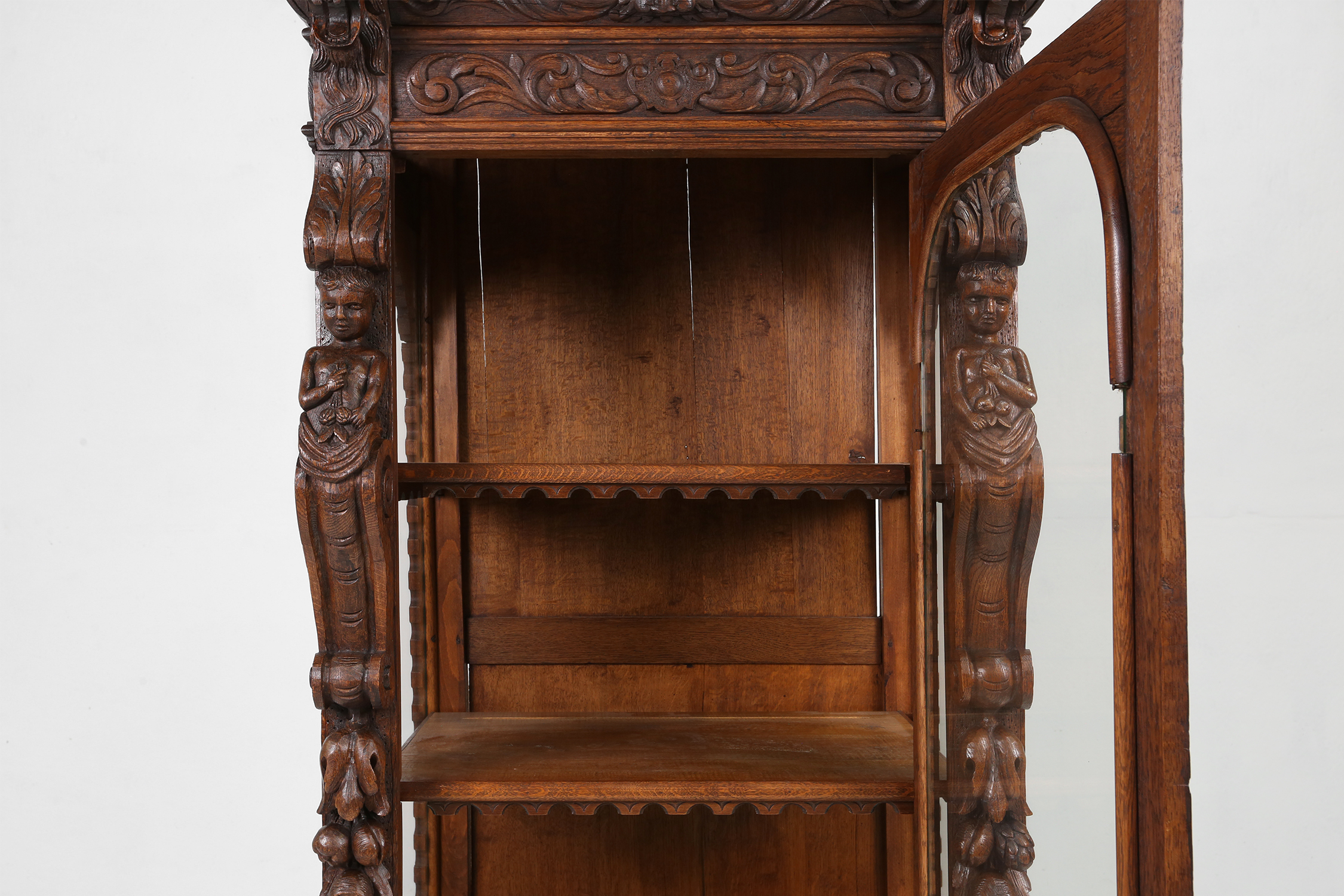 Richly decorated barok style display case in oak, Belgium 20th centurythumbnail